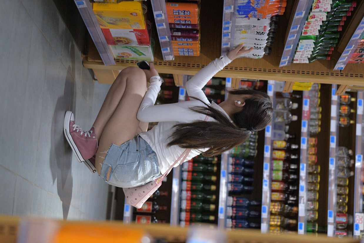 图片[5]-紧身牛仔短裤骑自行车的漂亮女孩【588P】00053-开心图库