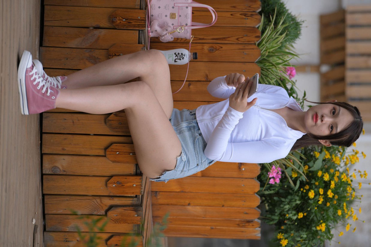 图片[7]-紧身牛仔短裤骑自行车的漂亮女孩【588P】00053-开心图库