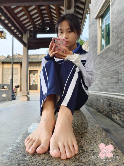 图片[4]-【免费】专心致志玩手机的女孩【42P】20028-开心图库