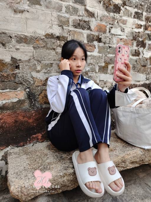 图片[6]-【免费】专心致志玩手机的女孩【42P】20028-开心图库