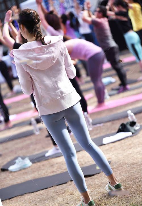 在广场看热闹的瑜伽裤女人-开心图库
