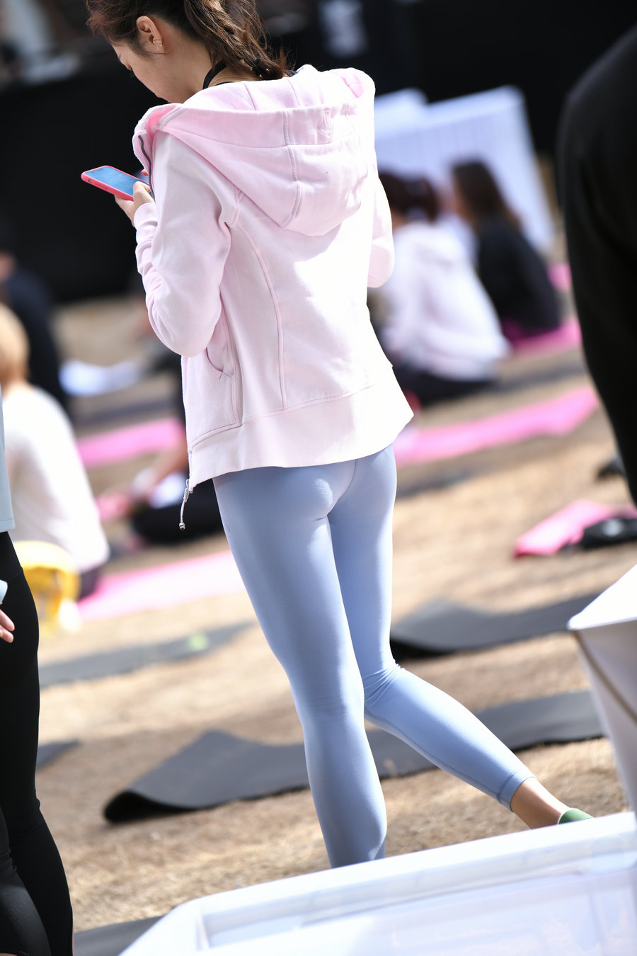 图片[3]-在广场看热闹的瑜伽裤女人-开心图库