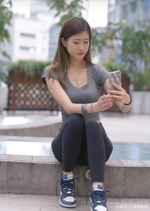 有小虎牙非常甜美的瑜伽裤女孩-开心图库