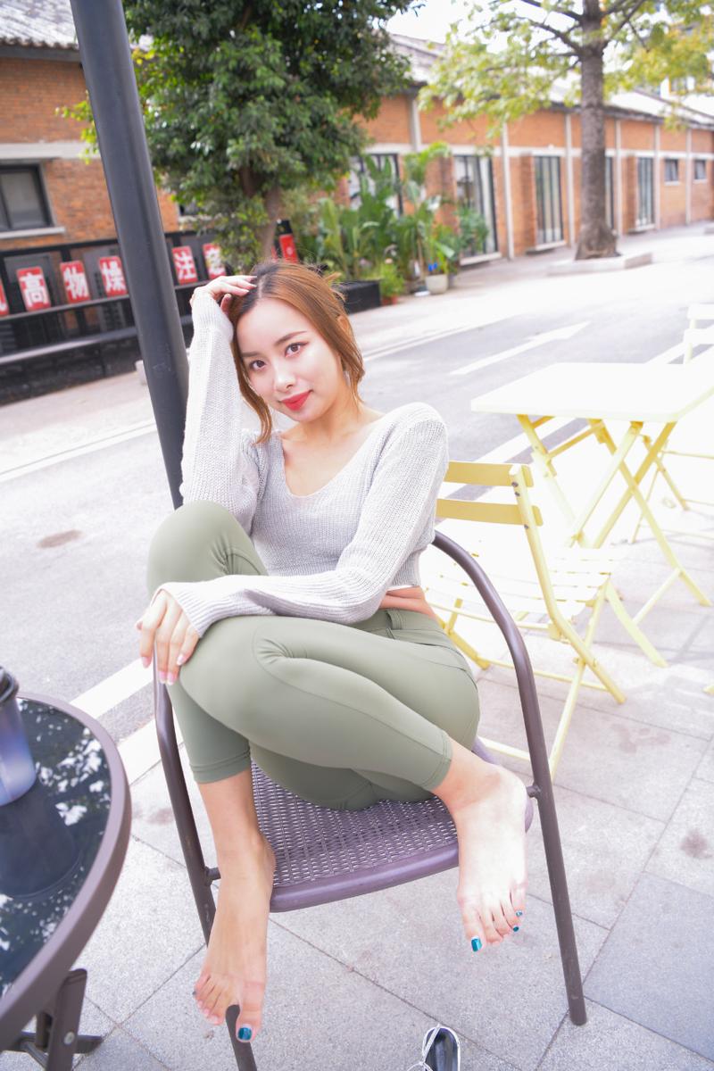 图片[3]-非常可爱的瑜伽裤女孩坐在凳子上 J1520 998P1V-26.5GB-开心图库