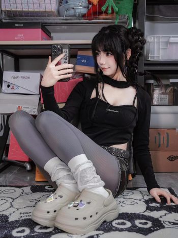 图片[8]-牛仔热裤+灰丝姑娘玩自拍-开心图库