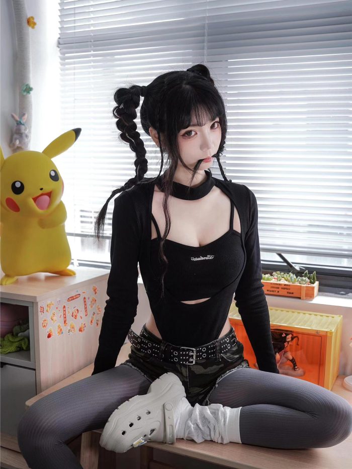 牛仔热裤+灰丝姑娘玩自拍-开心图库