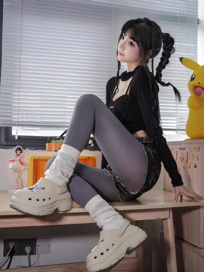 牛仔热裤+灰丝姑娘玩自拍-开心图库