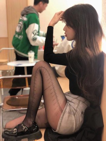 图片[1]-牛仔短裤+黑丝，太好看了吧-开心图库