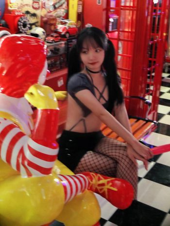 图片[3]-网格丝袜的清纯双马尾小姑娘-开心图库