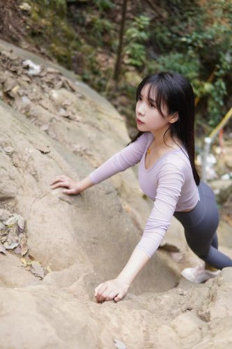 图片[8]-穿瑜伽裤爬山的长发少女-开心图库