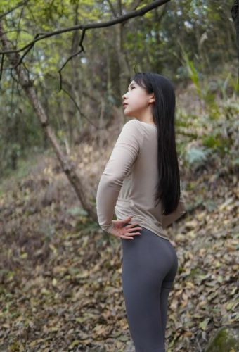 图片[5]-穿瑜伽裤爬山的长发少女-开心图库