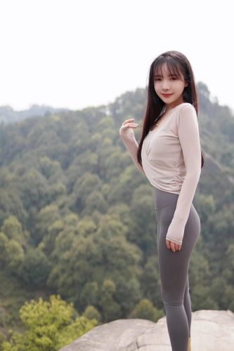 图片[3]-穿瑜伽裤爬山的长发少女-开心图库