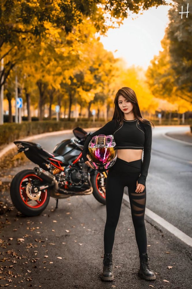 骑摩托车的瑜伽裤美女身材太好了！-开心图库