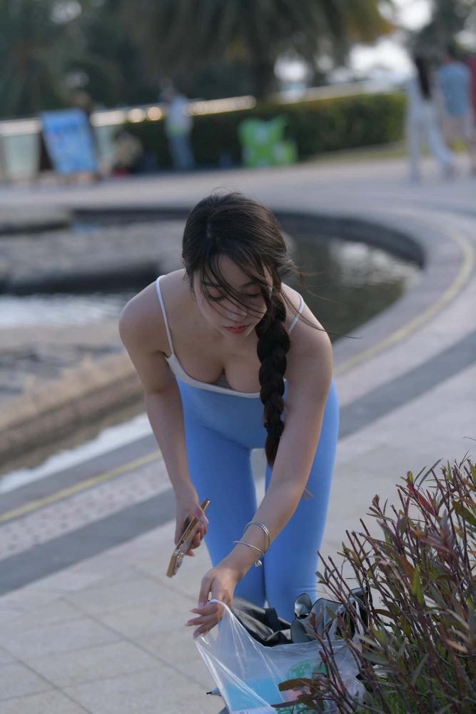 出门游玩的蓝色瑜伽裤妹子【591P】J6087-开心图库