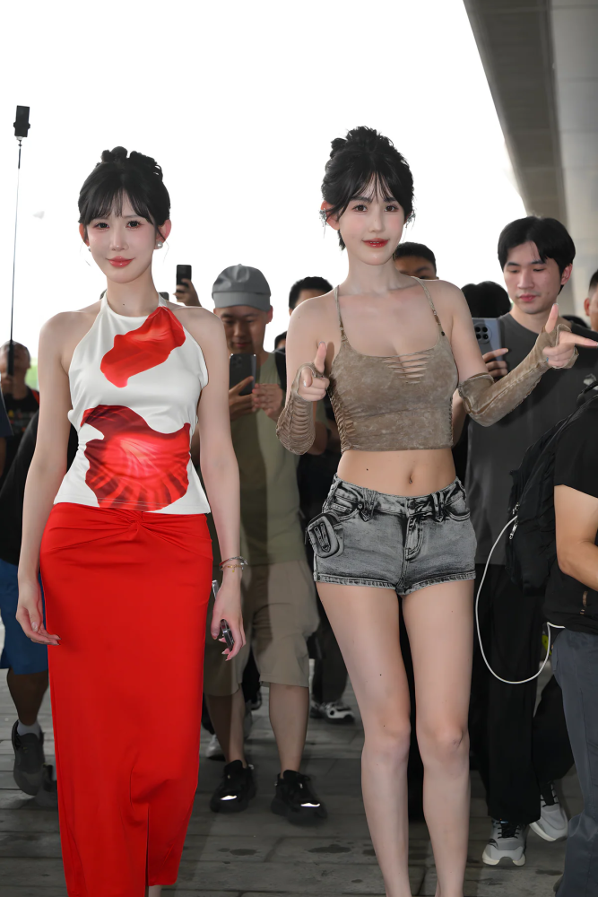 微胖的两位女孩牛仔裤红裙子-开心图库