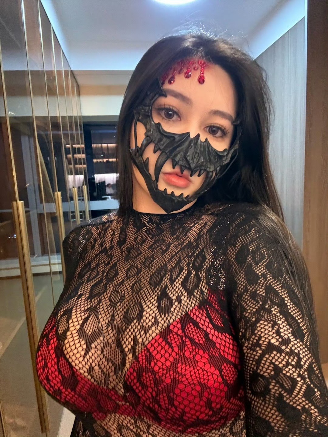 图片[1]-喜欢cosi的红黑女孩-开心图库