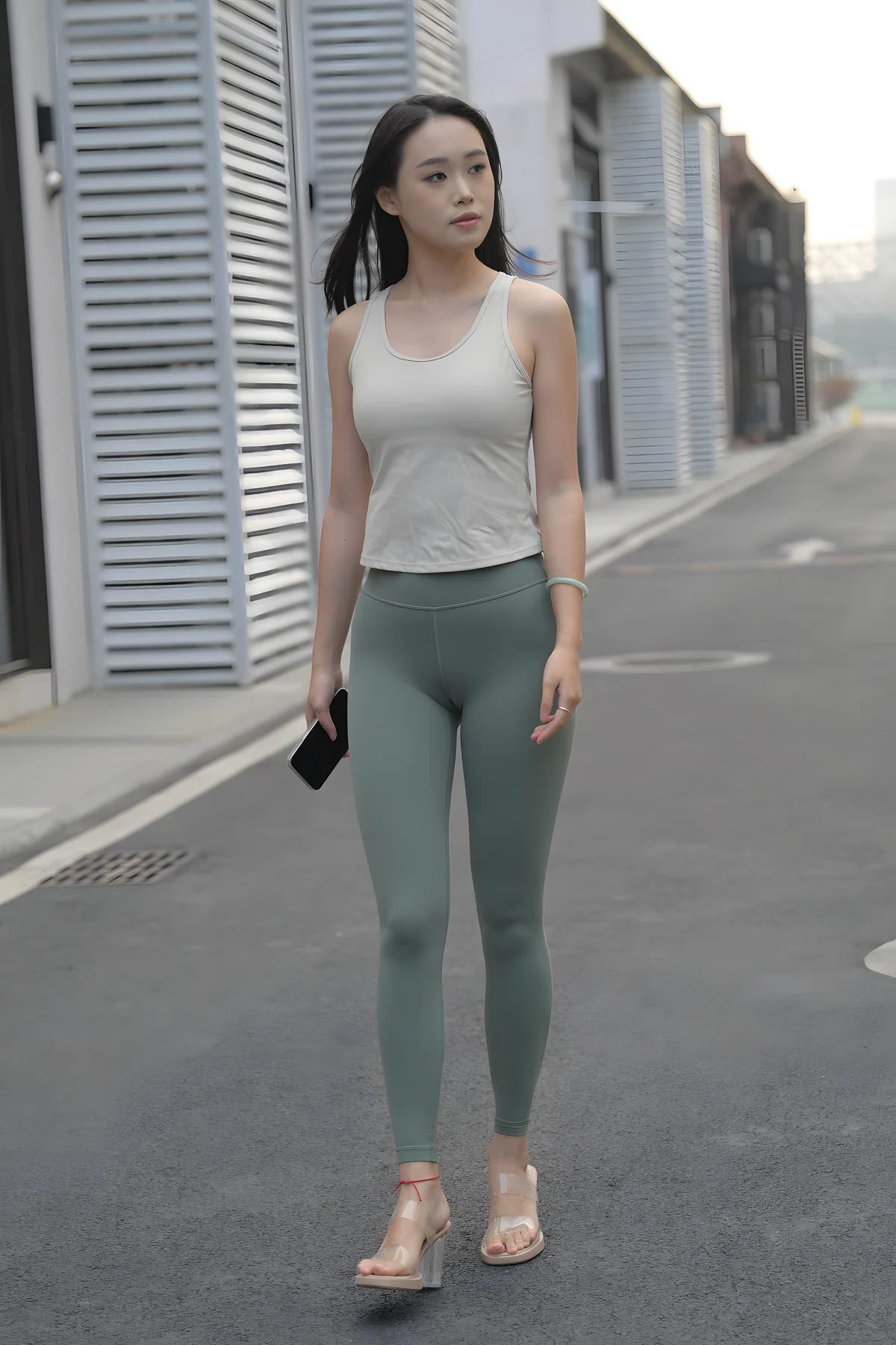 图片[4]-浅绿色瑜伽裤女孩街拍-开心图库