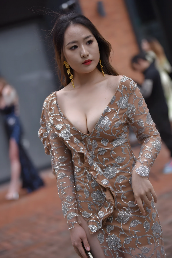 成熟性感女孩迷人亮片裙-开心图库