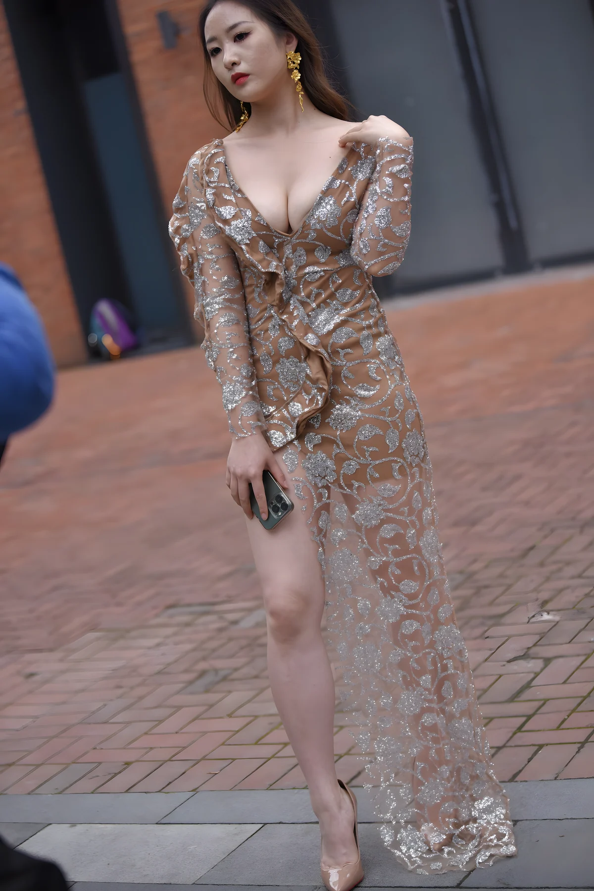 图片[2]-成熟性感女孩迷人亮片裙-开心图库