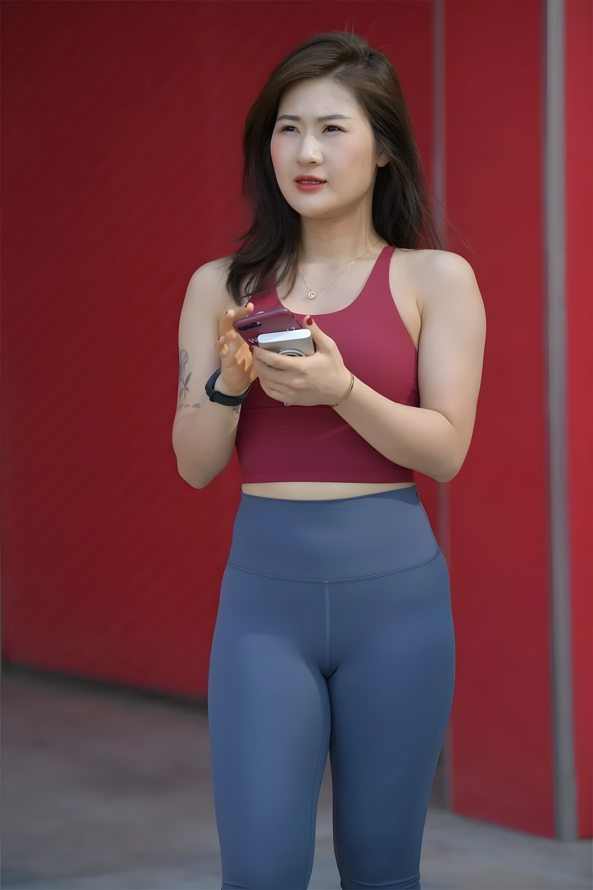 图片[3]-户外街拍蓝色瑜伽裤女孩-开心图库