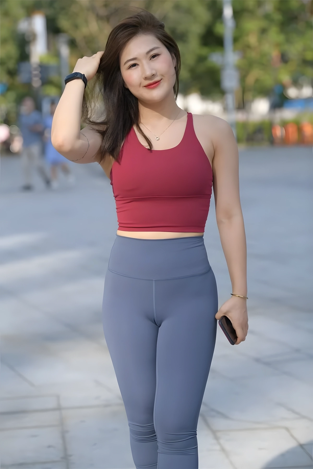 图片[2]-户外街拍蓝色瑜伽裤女孩-开心图库