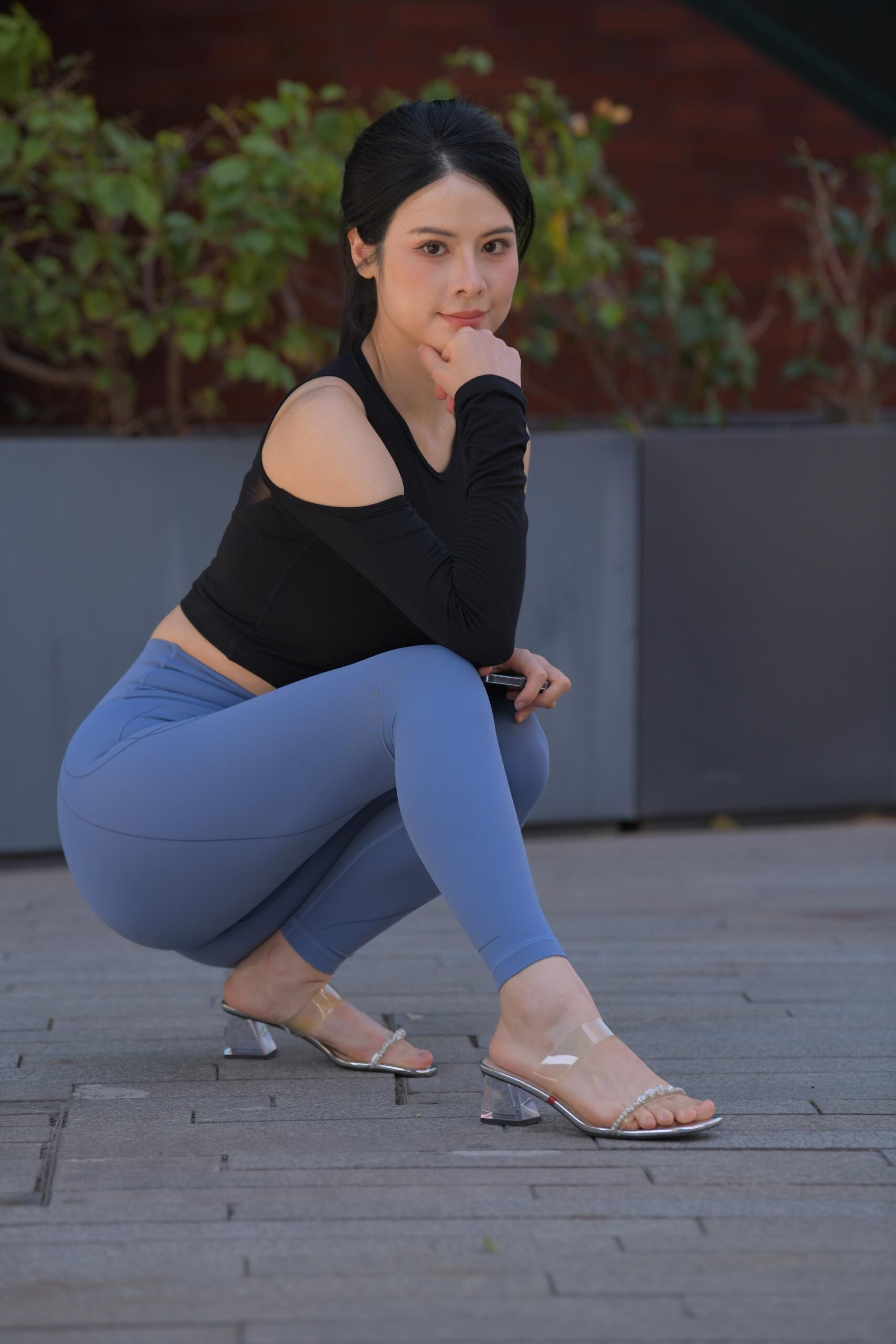 图片[1]-户外浅蓝色瑜伽裤女孩-开心图库