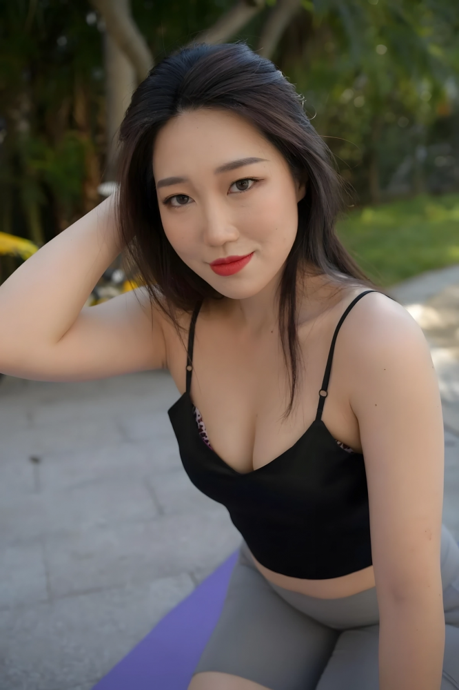 灰色紧身微胖瑜伽裤女孩-开心图库